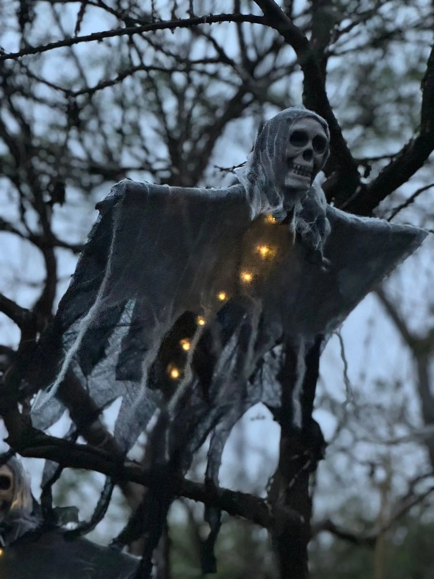 1PCS Halloween Skeleton Ghost Decoration Ghost with LED Halloween decoration LED String Lights for Outdoor Use in Gardens